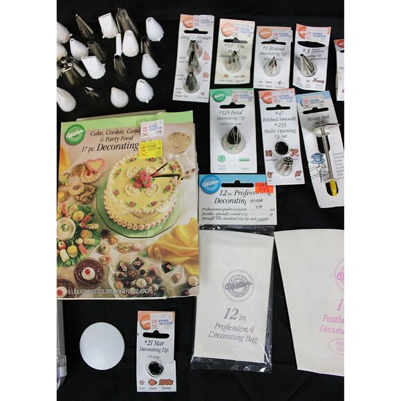 81 Pc Cake and Cookie Decorating Lot Featherweight Bag Steel Plastic Tips Tools - Picture 3 of 8